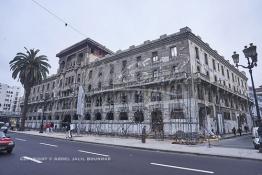 Image du Maroc Professionnelle de  Le boulevard Mohammed V (ex la gare). A droite le marché central de Casablanca figé depuis les années 30, il dispose de 3 entrées faisant face à l'hôtel Lincoln (immeuble Bossonneau) un des premiers bâtiment de 4 niveaux du boulevard de la gare (actuel boulevard Mohammed V) est abandonné aux intempéries depuis plusieurs années, un échafaudage est en cours d'installation contre la façade. Petit à petit L’hôtel Lincoln quitte ce monde. Construit par des matériaux poreux et sans étanchéité au début du 20e siècle. Déjà en 1989 suite aux accidents qui ont causé des morts et plusieurs blessés, le bâtiment a été vidé avec cessation de toute activités des commerces et cafés. Dimanche 11 Février 2007. (Photo / Abdeljalil Bounhar) 